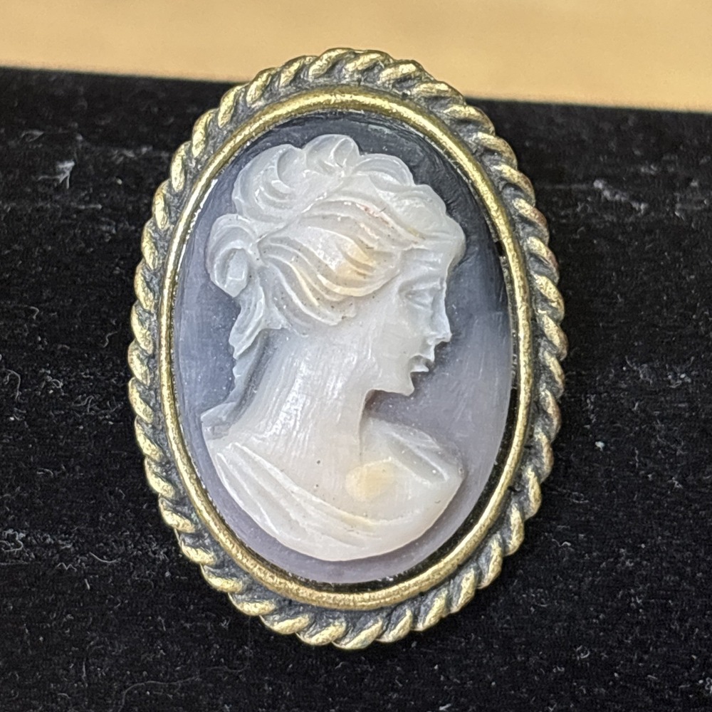 Vintage Mid Century Right Facing Lady Cameo Brooch Gold Tone Rope Frame